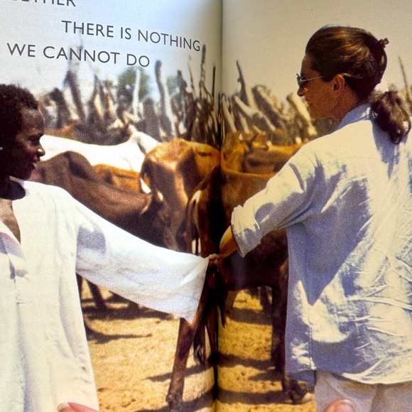 📚Collectors Edition #1003 - Audrey Hepburn, An Elegant Spirit - Hard Cover Book - Picture 14 of 16